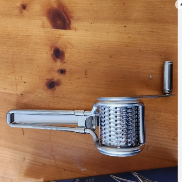 Crofton rotary cheese grater - Picture 3 of 5